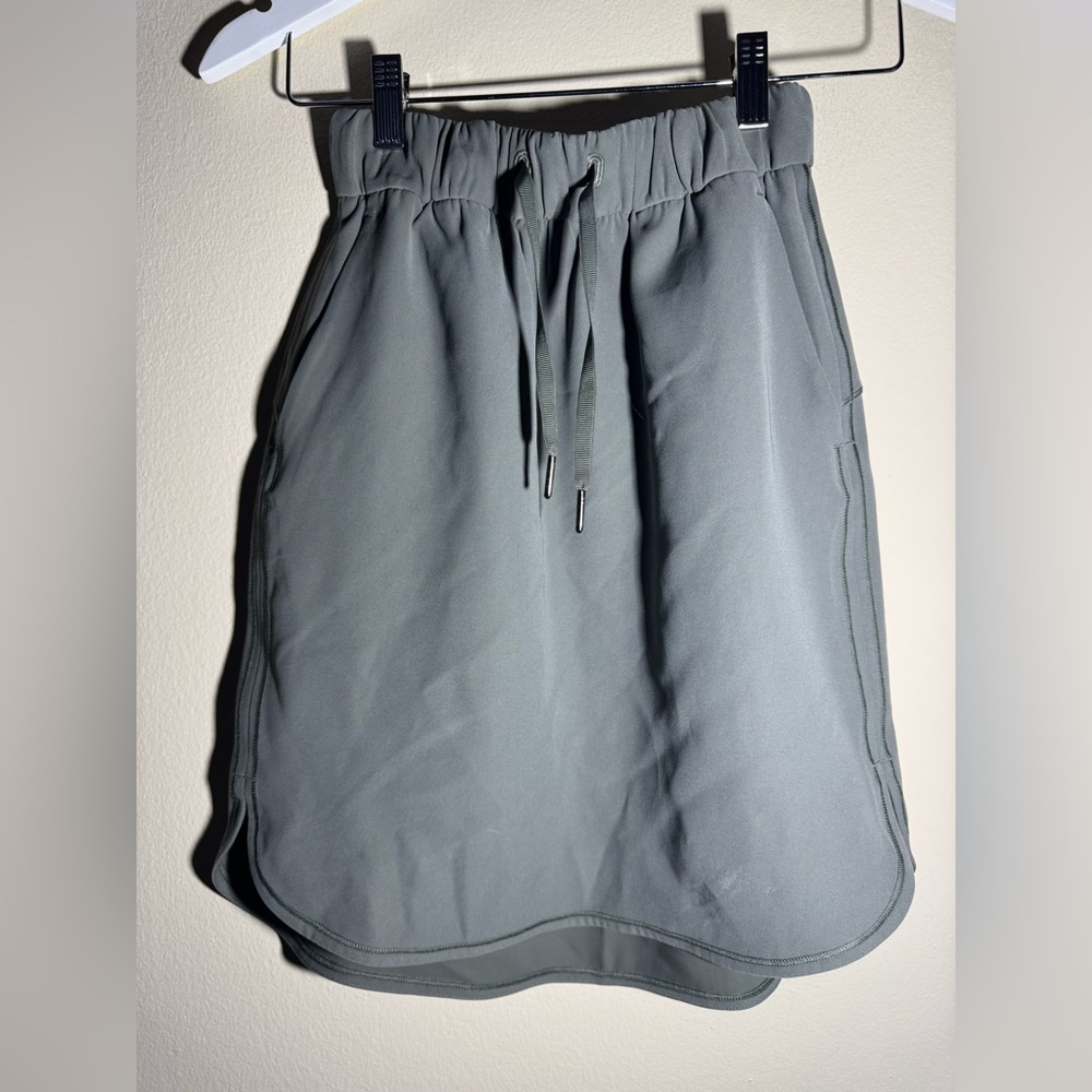 Lululemon On The Fly Skirt *Woven
Grey Sage Sz 2